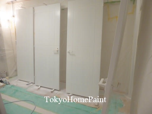 ドアはダークブラウンから白に変身